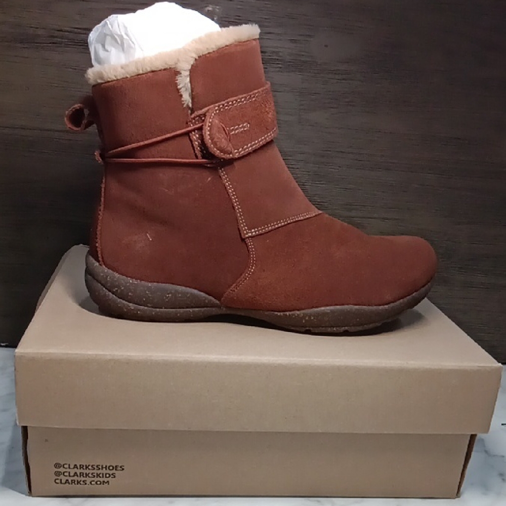 Clarks Women's Roseville Aster Buttoned Wide Width Ankle Boot Size 7.5 NEW